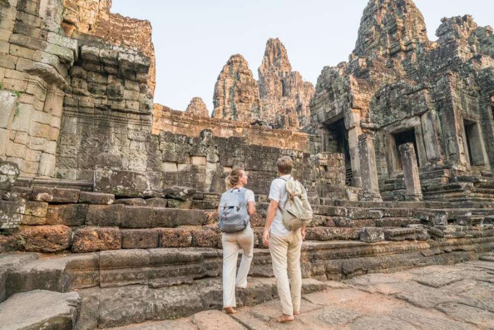 שני תיירים מבקרים באנגקור וואט.